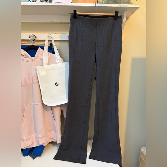 Lululemon Ribbed Softstreme 32.5” Flared Pant Black/Gray
Size 6💎EUC! Retail $138 - Picture 5 of 10